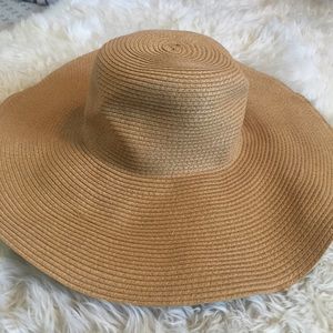 Wide brim straw hat 👒
